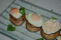   CHAMPIÑONES RELLENOS DE PATATA Y CORONADOS CON MINI-HUEVOS