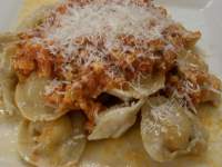   Tortellini con salsa bolognesa