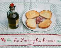   VEREDA VERDE OLIVA EMPEDRADA CON BULBOS DE PLANTA HORTENSE, SOBRE MASA DE HARINA FERMENTADA Y COCIDA AL HORNO .