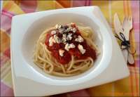   Espaguetis al pomodoro con queso de cabra