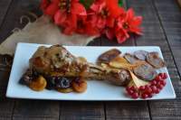   Muslos de pavo con frutas de invierno y chips de colores