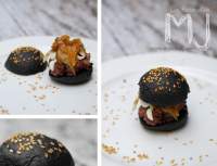 
MINI HAMBURGUESA DE BUEY CON CHIPIRONES Y CEPS EN PAN NEGRO  