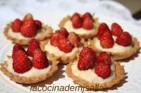   TARTALETAS DE CREMA Y FRESITAS DEL BOSQUE