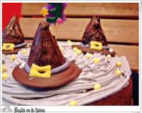   Tarta Bizcocho de violetas y gorros de bruja para el 3º Aniversario