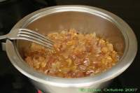 
Coca de chicharrones y piñones  