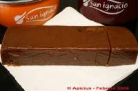 
Pastel de mermelada de membrillo y manzana sobre plumcake y remate de espuma de yogur y nata  