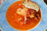   Bacalao con salsa de tomate y vino al azafrán