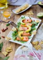 Ceviche de salmón con chips de semillas  