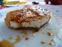   Queso feta frito con masa filo (Saganaki)