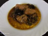   CONEJO CON GUISANTES Y SETAS