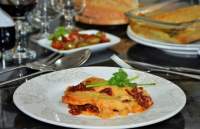   PECHUGA SOBRE PIQUILLOS CARAMELIZADOS Y BECHAMEL