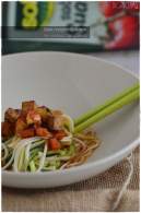 Somen y espaguetis de calabacín con verduras, tofu y tomate  