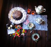   Bizcocho de chocolate, relleno y cubierto de chocolate