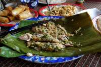   CA NUONG LA CHUOI (Dorada cocinada en hoja de plátano) y MUOI TIEU CHANH (Salsa de lima, sal y pimienta)
