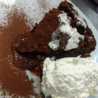 Tarta de chocolate con zanahoria y chantilly   