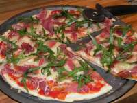   pizza de rucula y jamon serrano