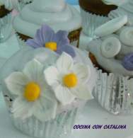   CUPCAKE de VIOLETAS con Ganache de chocolate blanco y violetas
