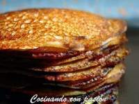 Blinis con salmón ahumado y queso crema de aguacate