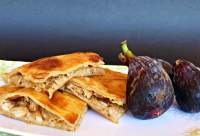   Coca amb tonyina (empanada fina de ventresca de atún)