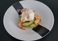   Timbal de aguacate con gambas y huevo pochado
