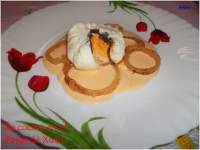   Huevo poché sobre aros de cebolla crujiente