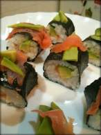   Makis de aguacate, salmón y langostino rebozado