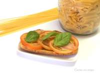   Bruschetta de tomate y albahaca